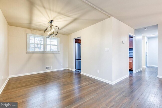 Foto del edificio - Check out this 4bd 2bth split foyer home!