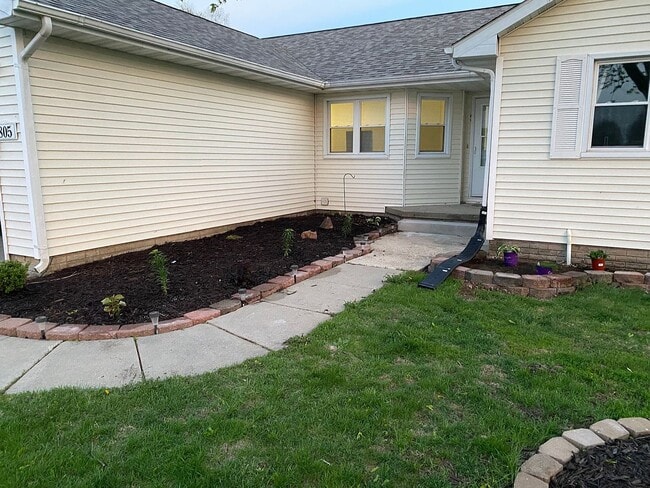 Building Photo - 805 Marshall Ct N