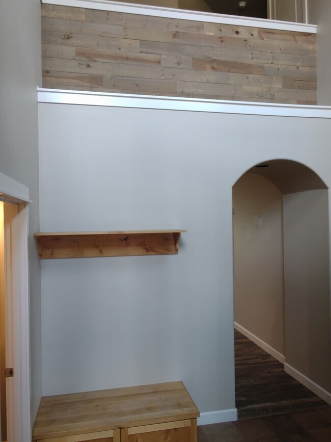 Foto del edificio - Freshly updated 4 bedroom 2.5 bath, two st...