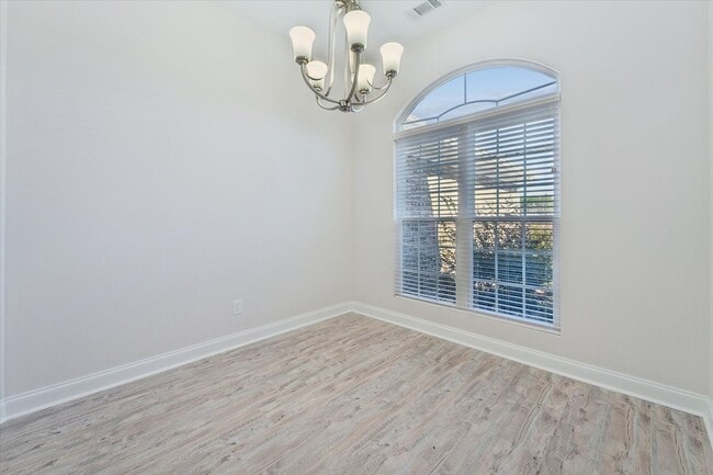 Building Photo - MOVE-IN READY! (Pet Friendly)