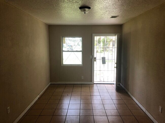 Building Photo - 1609 E 9th St