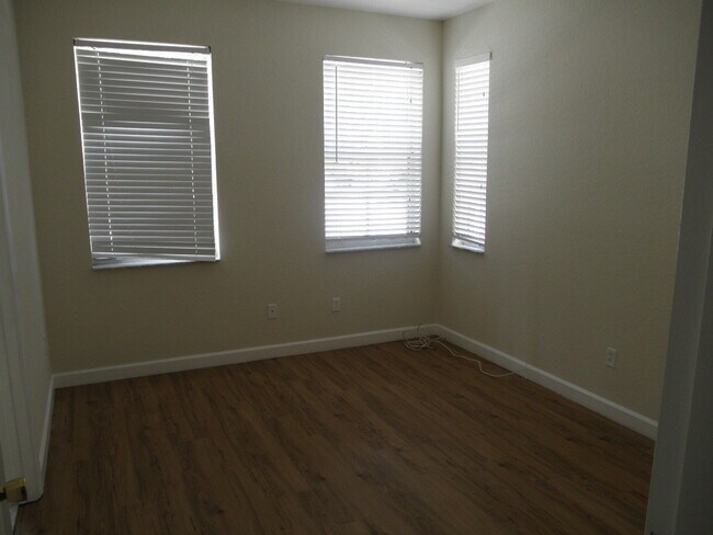Foto del edificio - Shoma Townhomes