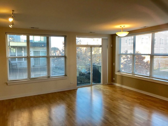 Building Photo - 2231 W Maypole Ave