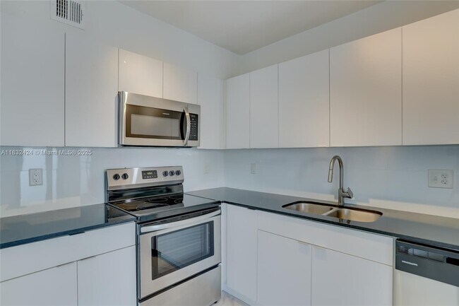 Building Photo - 2140 NE 56th St