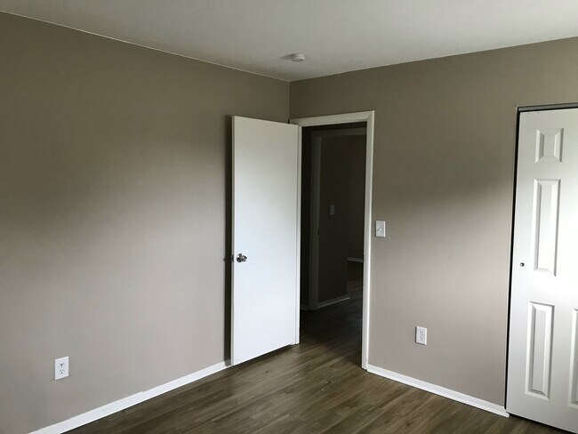 Building Photo - 1725 Newbrook Dr