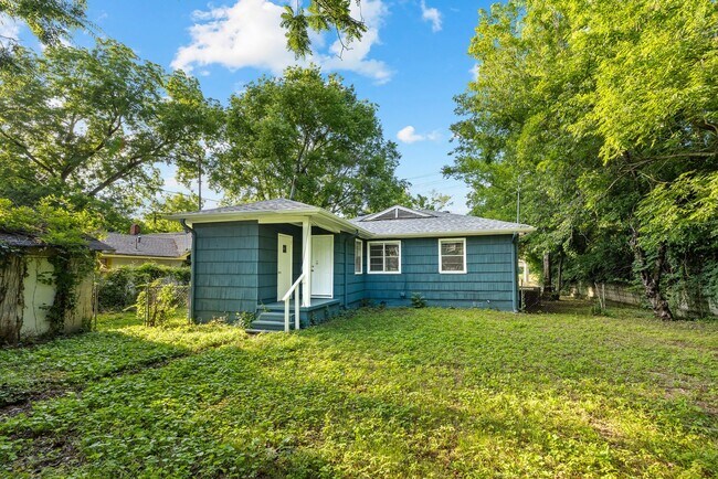 Building Photo - Charming 3 Bedroom, 2 Bathroom house