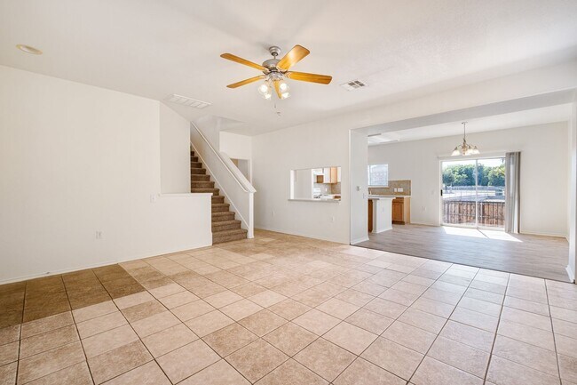 Foto del edificio - Spacious 3 Bedroom, 2.5 Bath 2 Story Home ...