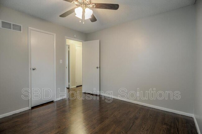 Building Photo - 9524 Wallace Ave