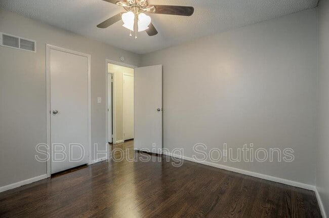 Foto del edificio - 9524 Wallace Ave