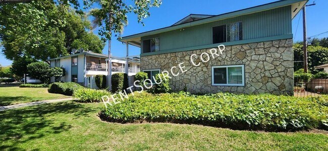 Foto del edificio - 708 Santa Barbara Dr W
