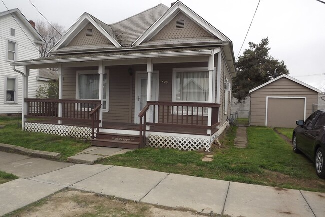Building Photo - 2 bedroom, 2 bathroom house.