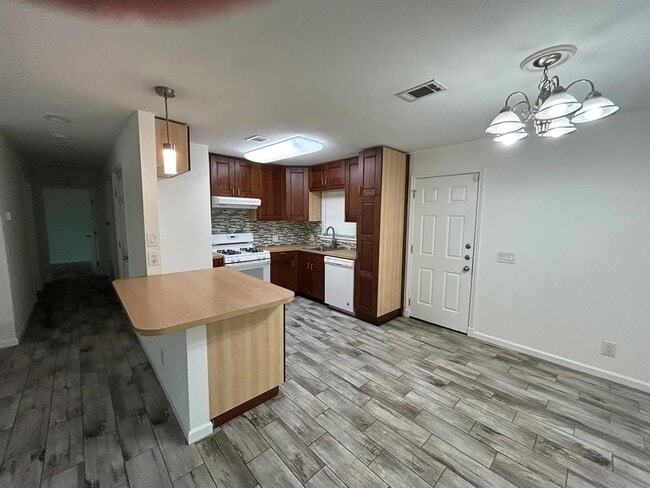 Building Photo - 6512 Linda Ln