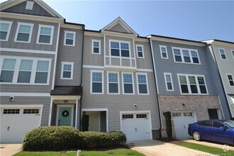 Building Photo - 1405 Luxor Dr