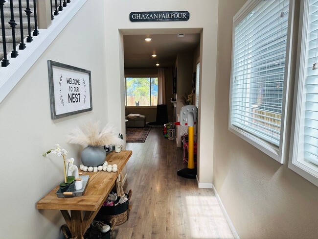 Foto del edificio - Spacious 4 bed 2.5 bath house in Cascade-Fairwood AC