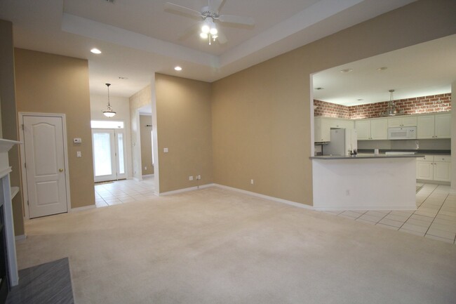 Building Photo - 4 bed 3 bath with over 3,000 sqft~ Fenced ...