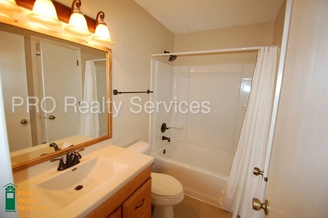 Building Photo - Two Bedroom Townhome in Woodbury!