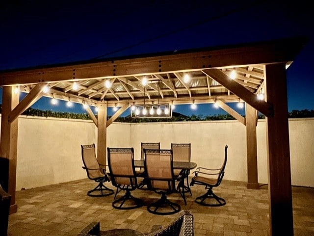 Patio trasero de noche - 21806 Redbeam Ave