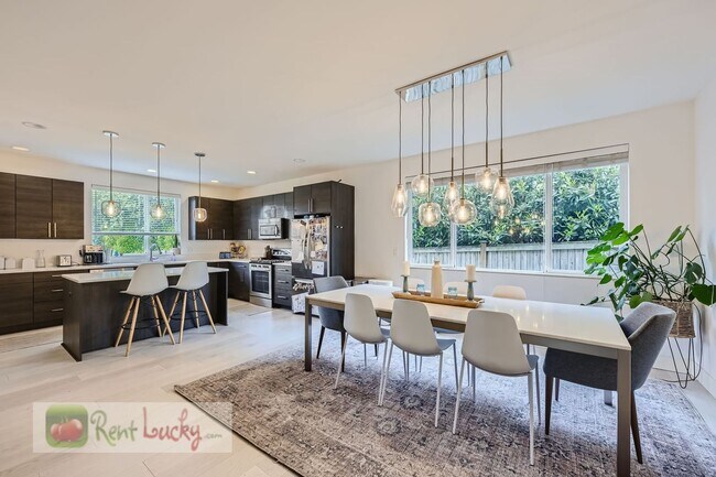 Foto del edificio - Spectacular 5-Bedroom Seattle Home in Pine...