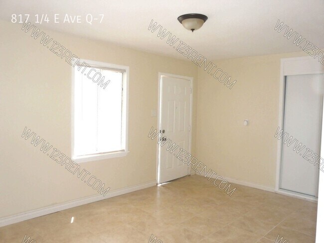 Foto del edificio - 817 1/4 E Ave Q-7-