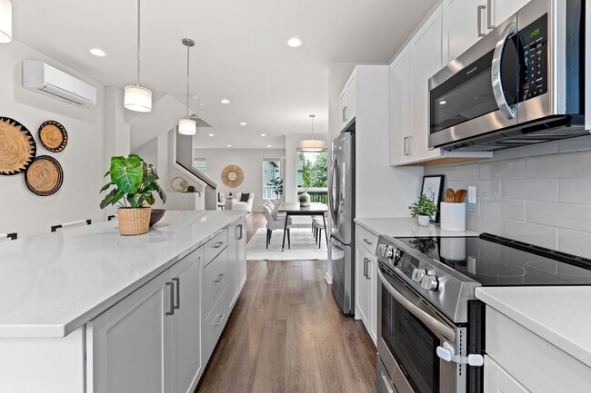Foto del edificio - Like-New 4BR Corner Home w/ A/C, 2-Car Garage & Bonus Room