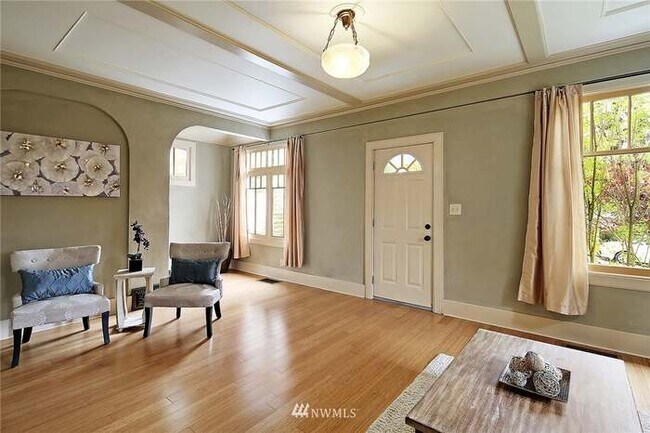 Foto del edificio - 912 NE 73rd St