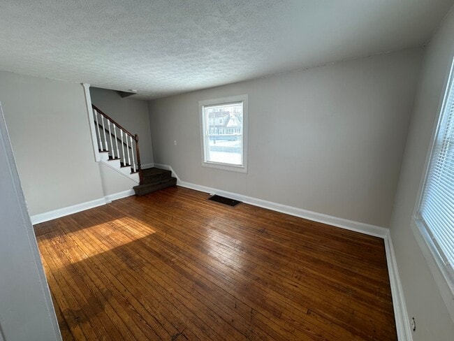 Building Photo - 2 bedroom home