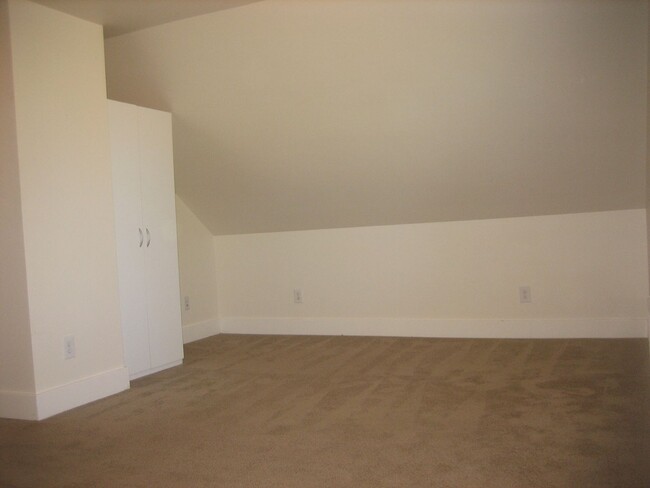 Building Photo - 8830