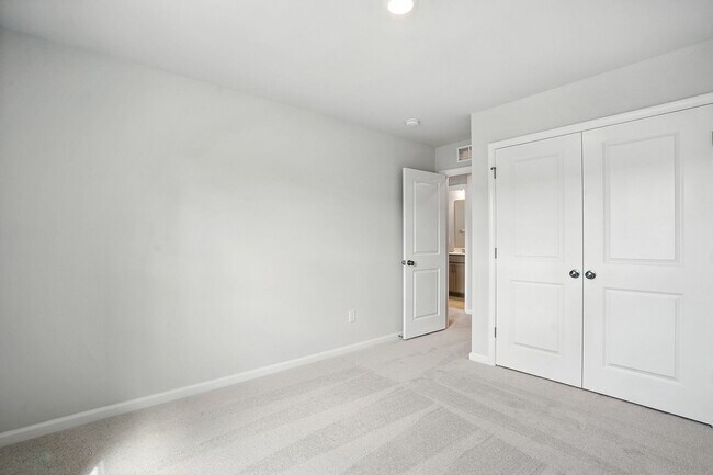 Foto del edificio - BRAND NEW TOWNHOME Available now, Depot 49...