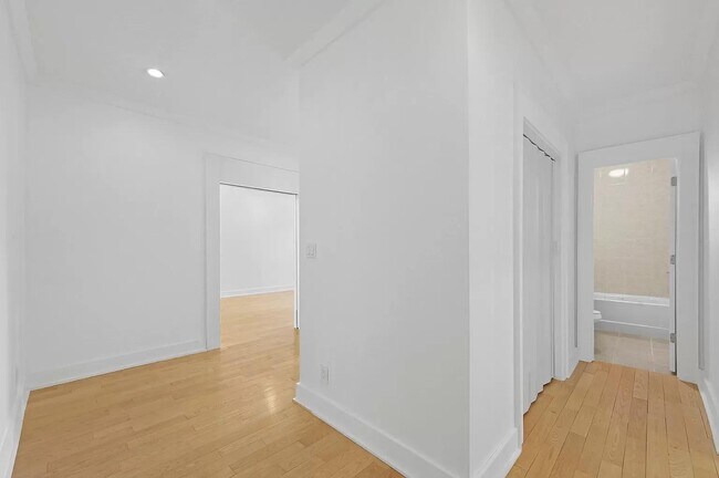 Foto del edificio - 44-14 Newtown Rd