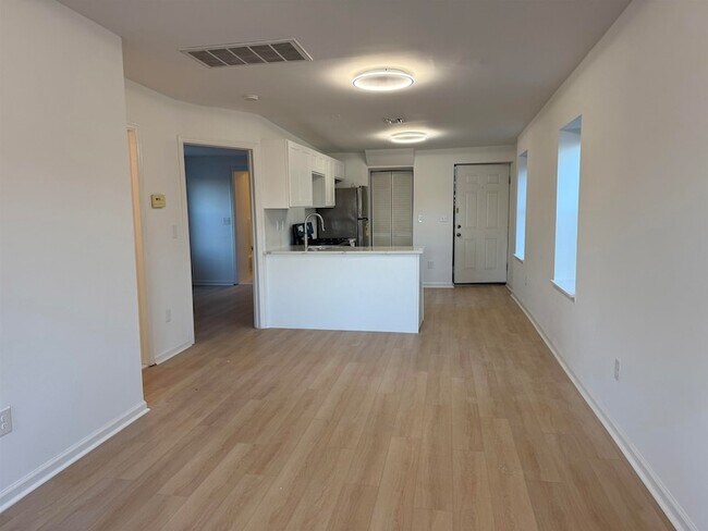 Foto del edificio - 9007 Riverside Pl