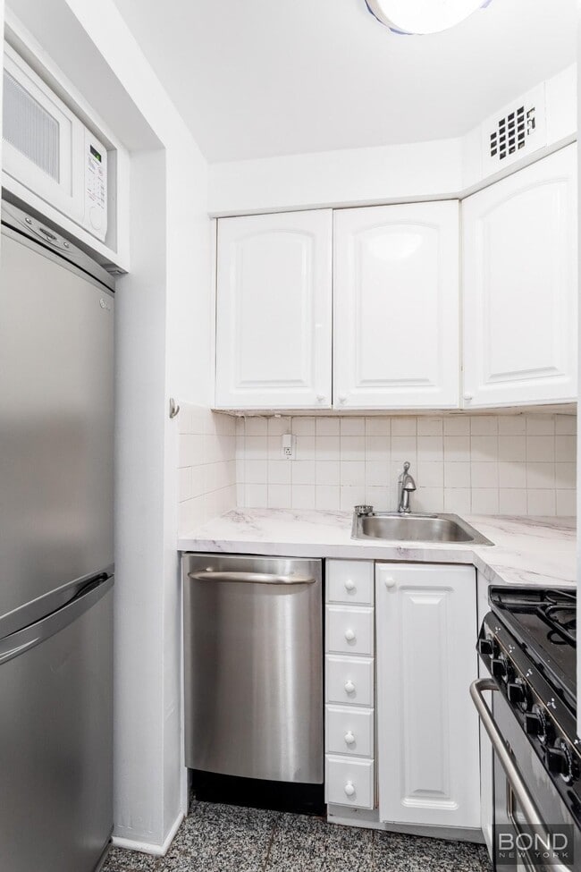 Building Photo - 410 W 24 St