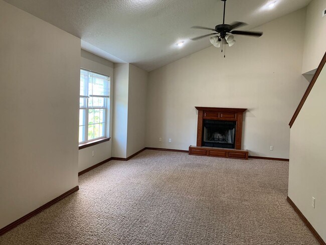 Building Photo - Beautiful 3 bedroom, 2 bathroom home with ...