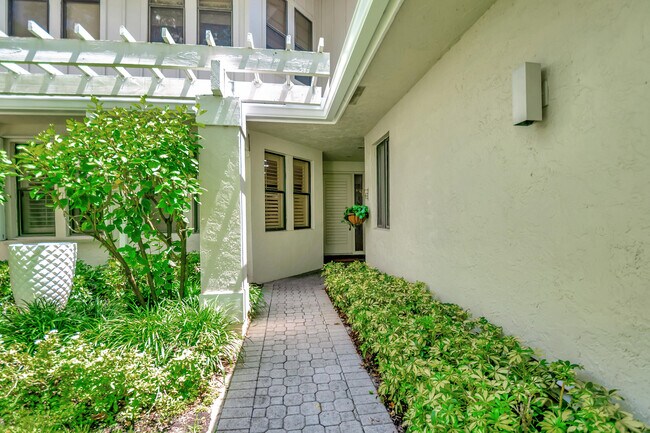 Building Photo - 17565 Ashbourne Ln