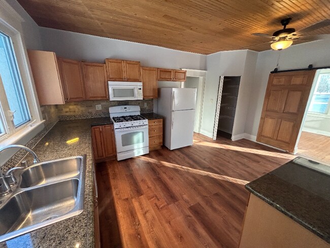 Building Photo - 201 Bonito St