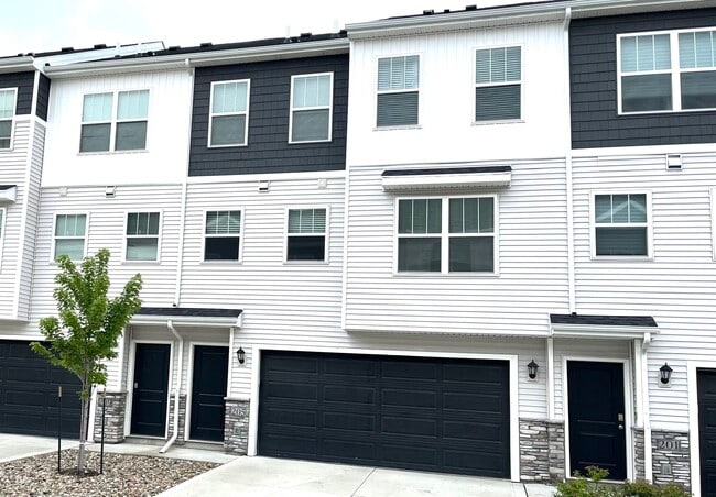 Building Photo - 213 NE 23rd Ln