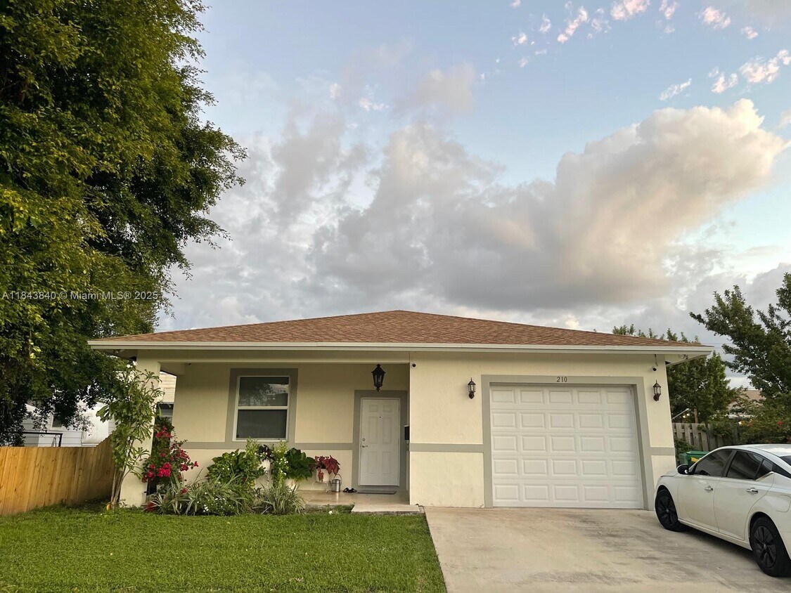 Foto principal - 210 SW 4th St