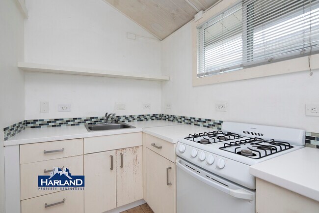Foto del edificio - 6250-6264.5 Stanley Avenue - 6258-