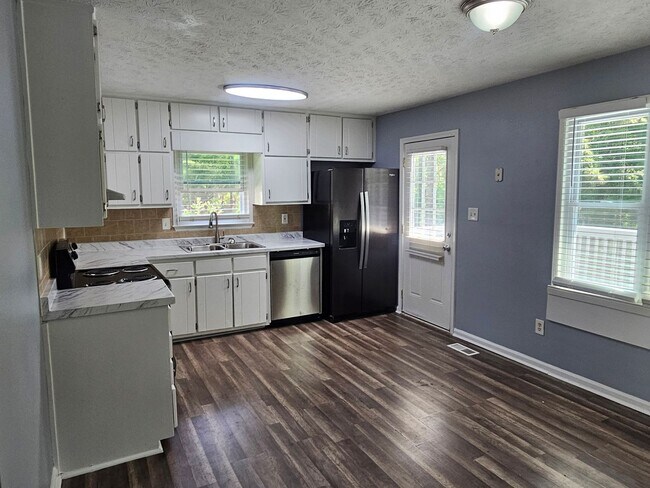 Foto del edificio - 3 bedroom 2 bath home with basement