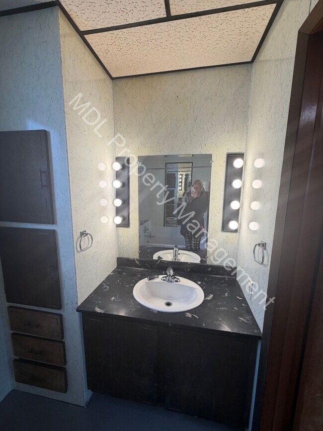 Foto del edificio - 3 Bedroom 2 Bathroom Home w/ Full Basement