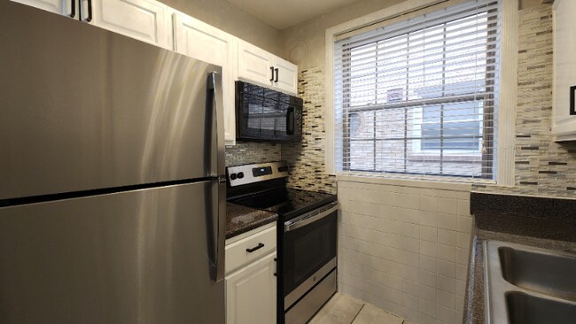 Foto del edificio - 6304 Bancroft Ave