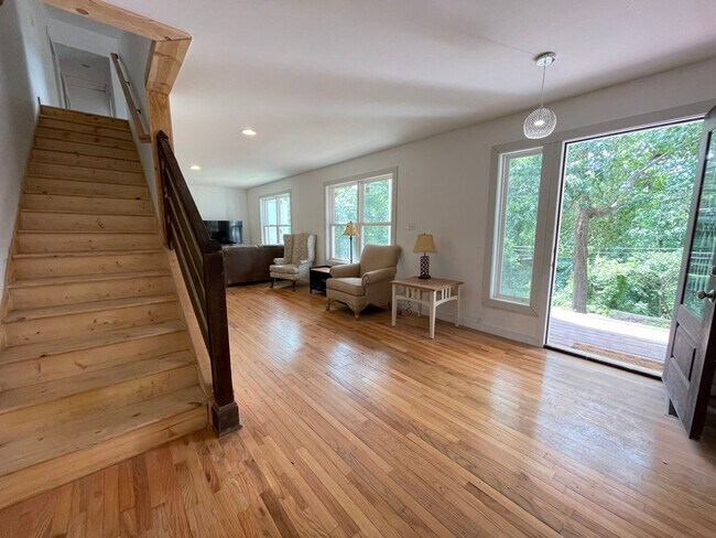 Building Photo - Big and Beautiful House with attached 1br ...
