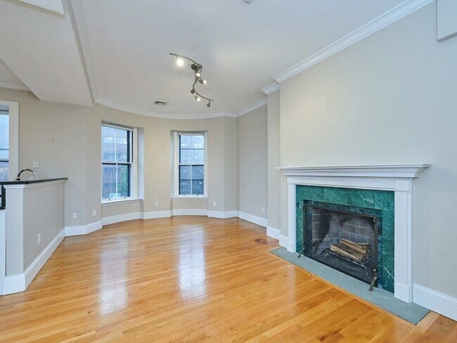Building Photo - 754 Tremont St