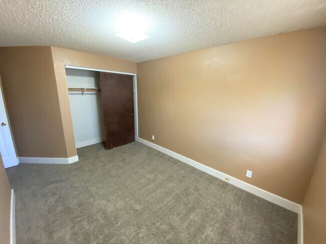 Building Photo - 3-bed, 2-bath, 2-car.  convenient location