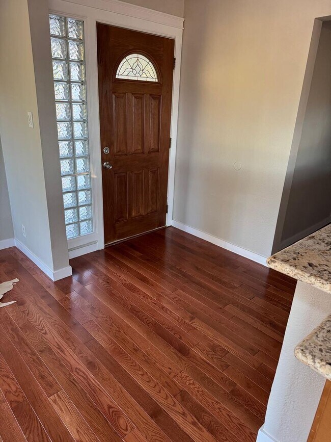 Foto del edificio - Move in ready rental in downtown Rainier with Columbia River views!