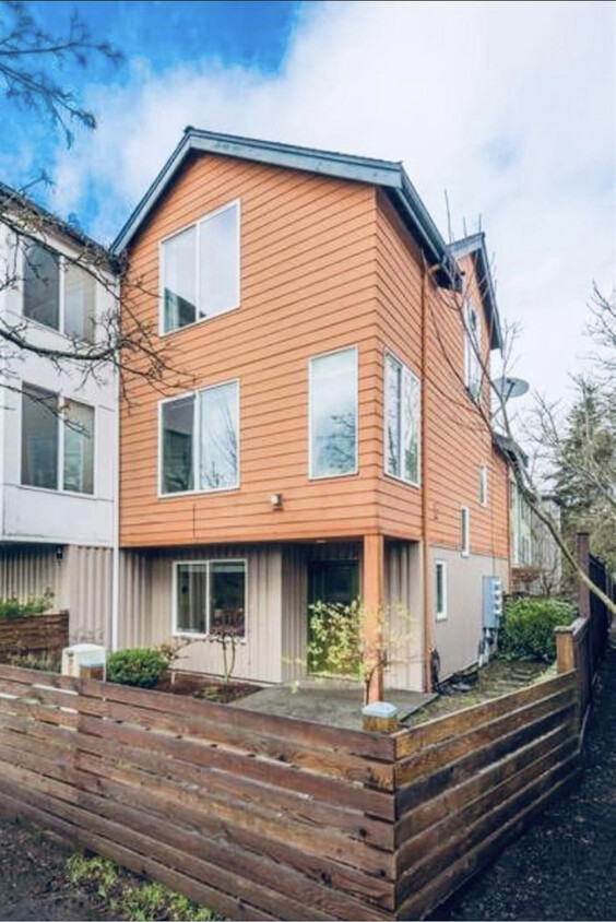 Foto principal - 488 N 130th St