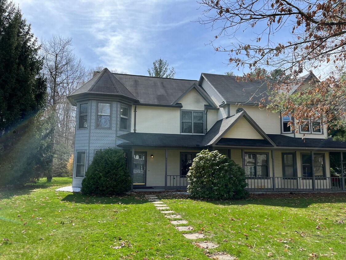 Primary Photo - Spacious 2 Bedroom 2.5 Bath