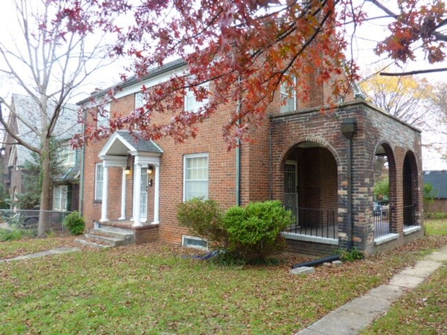 Building Photo - 1723 Laurel Ave