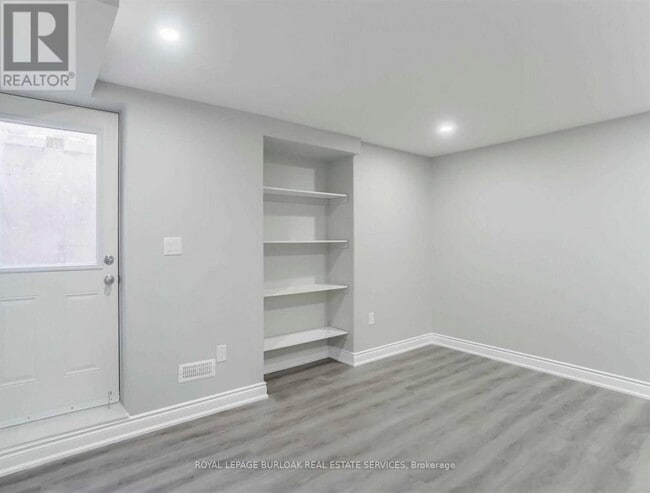 Building Photo - 1529 Devine Pt
