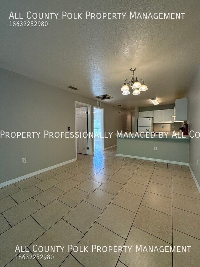 Building Photo - 2 Bedroom Triplex with Attached Garage in ...