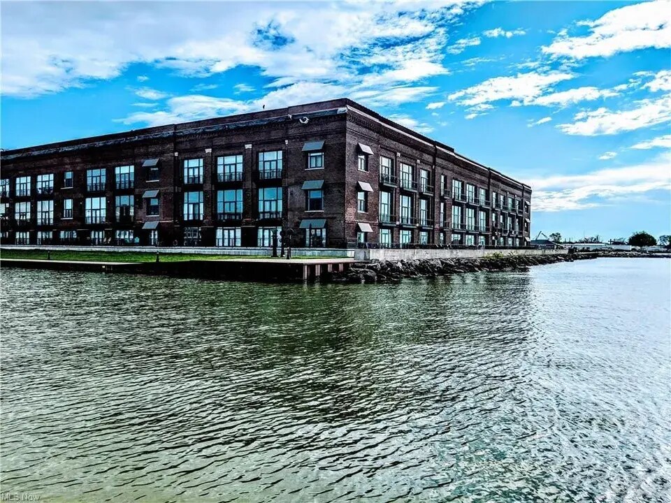 Primary Photo - 401 W Shoreline Dr